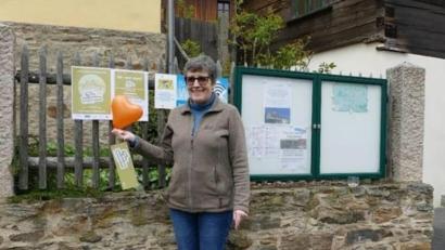 Bild: Beate Ott/exb
Beate Ott wirbt für die Aktion „Mitanand in Bad Neualbenreuth“.