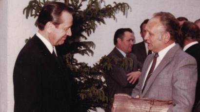 Archivbild: gz
Anlässlich der Einweihung des Vogelparks 1985 überreichte der damalige Vorsitzende Josef Karl (rechts) an den damaligen Pfarrer Hugo Wagner ein Geschenk.