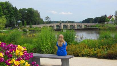 Bild: ws
Die neue Auflage des Fischhofpark-Flyers hat auch ein anderesTitelbild bekommen. Früher war eine Familie zu sehen. Die neue Optik soll auch eine neue Zielgruppe ansprechen.
