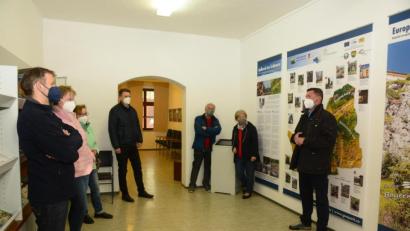 Bild: bey
Stadtheimatpfleger Bernd Piehler (4. von links) freut sich, dass das Stadtmuseum Pleystein einen Bundeszuschuss von 23.500 Euro zur Durchführung von Umbaumaßnahmen einschließlich der Verbesserung der Elektrotechnik und Internetausstattung erhalten hat. Bürgermeister Rainer Rewitzer (rechts) versichert dem Museumsarbeitskreis die Unterstützung des Stadtrates bei Initiativen zur Belebung des Museums.