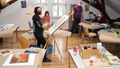 Bild: njn
Gut drei Stunden waren die Teilnehmer künstlerisch tätig und experimentierten mit den unterschiedlichsten Materialien und Farben. Mit auf dem Bild "KuKuvE"-Vorsitzender Jürgen Frischholz (hinten stehend, rechts), der auch den Kurs leitete.