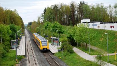 Bild: sm
Die Kommune drängt auf maximalen Lärmschutz beim geplanten Ausbau der Bahnstrecke von Regensburg nach Hof. Zudem will sie bei der Gestaltung einer Lärmschutzwand mitreden.