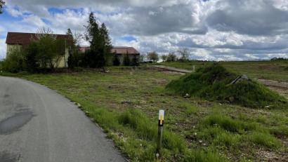 Bild: lei
Auf der geplanten Anlage für Golffreunde entstand 1996 in Pruppach lediglich ein Musterhaus (links). Im Hintergrund befindet sich eine Reithalle.