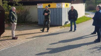 Bild: ld
Die Container bleiben vorerst an ihrem Platz. Eine Geruchsbelästigung haben die Mitglieder des Bau- und Umweltausschusses bei einem Ortstermin nicht festgestellt.