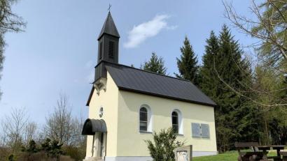 Bild: soj
Am Fuße der Kalvarienbergkapelle bei der Mariengrotte wurde die Maiandacht gefeiert