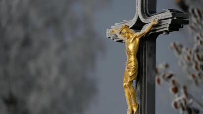Symbolbild:  Felix Kästle/dpa 
Ein evangelischer Pfarrer aus dem Dekanat Weiden des Missbrauchs an einer jungen Frau schuldig gemacht haben. Nun soll er einen Strafbefehl erhalten.