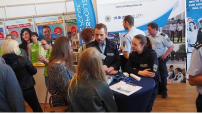 Archivbild: Bühner
Persönliche Gespräche wie hier auf der Ausbildungsmesse 2019 sind online kaum zu ersetzen. Deshalb wünscht die Arbeitsagentur Weiden auch bald wieder eine Präsenzmesse.