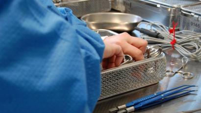 Bild:  Klinikum/Dietl/exb
Die Zentralsterilisation im Klinikum: Hier werden Medizinprodukte keimfrei gemacht und wieder verpackt.