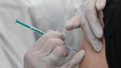 Bild: Patrick Pleul/dpa
Impfstoff-Hersteller testen fortlaufend die Wirksamkeit ihrer Präparate bei Mutanten.