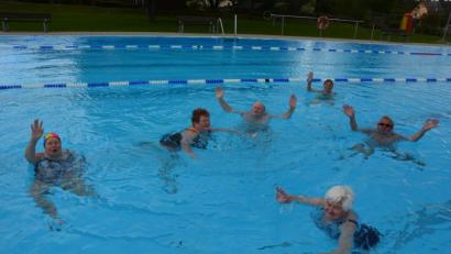 Bild: jr
Bestens gelaunt präsentierten sich trotz des schlechten Wetters am Dienstagvormittag diese Frühschwimmer.