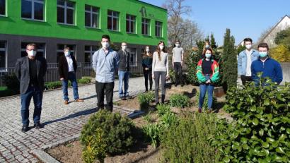 Bild: exb
Zufriedene Gesichter vor dem HCA-Gymnasium (von links): Studiendirektor Klaus Meidenbauer, Oberstudiendirektor Dieter Meyer, Alexander Renner, Sebastian Breunig, Lilith Rahm, Nina Schulze, Fabian Kredler, Angelika Miller (hinten), Ronja Berberich, Sven Thümmler und Philipp Erhardt.