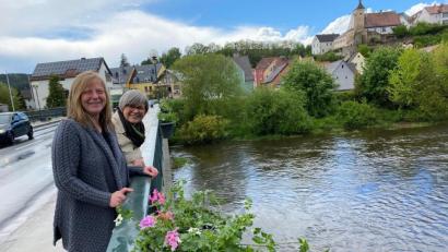 Bild: Völkl
Netzwerk-Vorsitzende Gisela Westiner und Projektgruppenleiterin Elisabeth Troidl freuen sich: 26 Blumenkörbe verschönern die Naabbrücke.