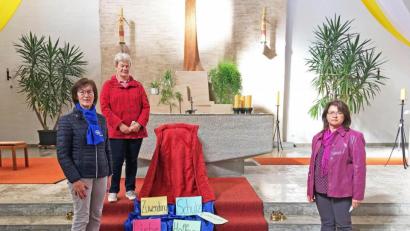 Bild: twi
Anita Wiesent, Maria Krös und Maria Schlögl (von links) gestalteten an Pfingsten die Maiandacht.