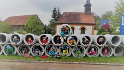 Bild: Sabine Lindner/exb
Die Dorferneuerung in Kainsricht bietet den Räuberwald-Kindern auch Spielmöglichkeiten.