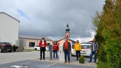 Bild: Markt Eslarn/exb
AWO Vorsitzender Fritz Möstl (von links), Pflegedienstleiterin Gerlinde Simon , Bürgermeister Reiner Gäbl, Kämmerer Roland Helm und Daniel Biermeier vom Bauamt freuen sich über die neue Ladestation.