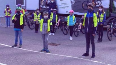 Bild: njn
Daumen hoch der 4b für die erfolgreiche Verkehrserziehung.