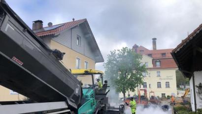 Bild: exb/Prögler
Ein Teilstück in der Irlacher Straße ist asphaltiert. Die weitere Arbeiten schreiten mit unvermindertem Tempo voran.