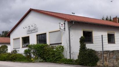 Bild: bö
Der Berggasthof in Ebermannsdorf ist in die Jahre gekommen. Jetzt wird man die elektrotechnische Sanierung angehen, um die Anlage wieder fit zu machen. Erste Zahlen dazu belaufen sich auf etwa 80 000 Euro. Doch wahrscheinlich wird es mehr werden.