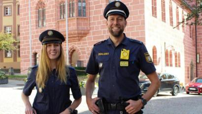 Archivbild: Polizei Sulzbach-Rosenberg/exb
Auch Sulzbach-Rosenberger Polizisten - hier vor dem Rathaus - haben schon Erfahrung mit der Body-Cams an der Uniform. Die gut sichtbare Kamera soll möglichen Angriffen gegen die Beamten vorbeugen.