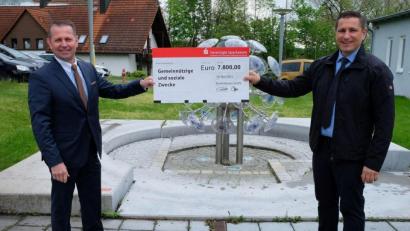 Bild: Jessica Fechner/exb
Gemeinnützige und soziale Zwecke“ werden von der Sparkasse mit einer Spende unterstützt. Eschenbachs Bürgermeister Marcus Gradl (rechts) nimmt den Scheck aus den Händen von Sparkassendirektor Gerhard Hösl (links) entgegen.