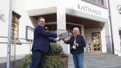 Bild: bl
Vor dem Rathaus nimmt stellvertretender Bürgermeister Egbert Völkl (links) die 68 Seiten mit insgesamt 680 Unterschriften gegen weitere Freiflächen-Photovoltaik-Anlagen in Oberviechtach von Hildegard Bücherl entgegen.