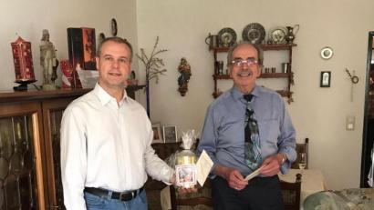 Bild: MGV Mitterteich/exb
Zum 80. Geburtstag von Siegfried Rasp (rechts) überbrachte ein Quartett des MGV Mitterteich um Vorsitzenden Markus Schuller ein Ständchen und ein Präsent.