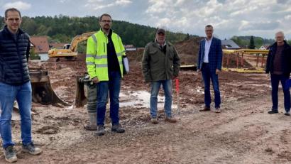 Bild: Reindl Monika/exb
Besichtigen das Gelände des Hirschauer Baugebiets Schulstraße (von links): Tobias Weininger (Bauleiter der Firma Mickan), Diplom-Ingenieur Thomas Dotzler (Bauamt Hirschau), Bürgermeister Hermann Falk, Rainer Müller (Polier der Firma Mickan) und Karl-Heinz Schmidt (Bauüberwachung von UTA Ingenieure).