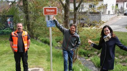 Bild: fpoz
Stolz präsentieren Umweltreferent Stefan Müller (Mitte) und Bürgermeisterin Margit Bayer (rechts) die Beschilderung an der Kössein gegenüber des Stadtparks. Mit im Bild (links) Bauhofleiter Artur Dziumbla.