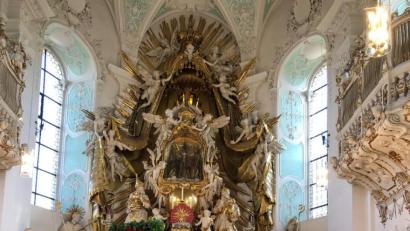 Bild: bk
Vor dem Hochaltar der Basilika (von links) Pater Prince Kalarimuryil, Georg Leo Tafelmeyer, Barbara Ram und Pilgerführer Georg Tafelmeyer senior.