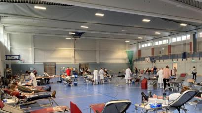 Bild: Stefanie Gradl
Die Dreifachturnhalle der Vilsecker Schule bietet ausreichend Platz. So können die zahlreichen Blutspender den Corona-gerechten Abstand einhalten.