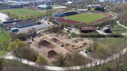 Bild: Stadt Amberg, Simon Wiesner/exb
Der reaktivierte Dirtpark mit seiner imposanten Startrampe.