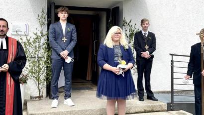 Bild: wku
Auf dem Konfirmationsbild aus Hirschau sind (von links) Pfarrer Stefan Fischer, Tobias Berft, Emelie Burmann, Felix Reichenauer und Kirchenvorsteher Ulrich Gerlach zu sehen.