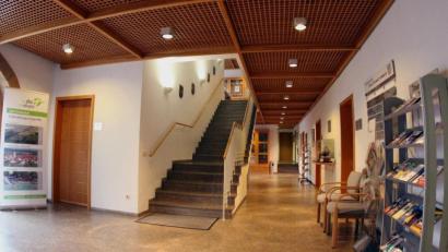 Bild: e
Neben dem Handlauf der Treppe vom Erdgeschoss in den ersten Stock des Schnaittenbacher Rathauses soll ein Treppenlift eingebaut werden, damit man barrierefrei in das Obergeschoss gelangen kann.