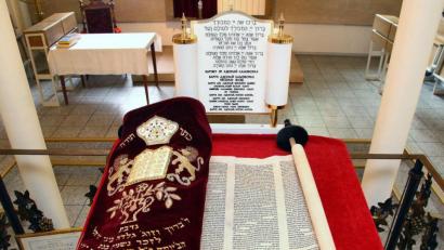 Bild: Wolfgang Steinbacher
Diese Aufnahme aus dem Juni 2015 in der Amberger Synagoge zeigt die 1793 geweihte Torarolle vor der rund zweijährigen Restaurierung in Israel. Am Mittwoch, 27. Januar, werden im Bundestag in Berlin ihre letzten Buchstaben geschrieben.