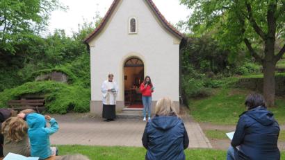 Bild: jzk
Katrin Rodler war eine der Lektorinnen, die Stadtpfarrer Thomas Kraus bei der Maiandacht an der Fatimakapelle in Kuchenreuth unterstützen.