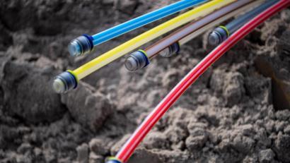 Symbolbild: Sina Schuldt/dpa
Glasfaserkabel liegen auf einer Baustelle. In Kastl bei Kemnath soll jedes Haus an das schnelle Breibandnetz angeschlossen werden, soweit es gewünscht wird.