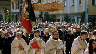 Bild: gf
Diese Aufnahme stammt aus dem Jahr 2017. Damals gab es noch keine Pandemie und folglich eine große Prozession durch die Altstadt.