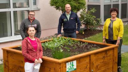 Bild: u
Wegen Umbauarbeiten im Garten des Seniorenheims St. Barbara musste das alte Hochbeet weichen. Es wurde durch ein neues, modernes und seniorengerechtes ersetzt (von links): Gerontotherapeutin Anita Dobmeier, Haustechniker Günter Birner, Christian Reil von der Firma Holzbau Reil und Heimleiterin Astrid Geitner.