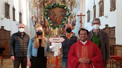 Bild: rha
In Erfüllung des Pestgelübdes feiert die Pfarreiengemeinschaft Vilseck-Schlicht-Sorghof einen gemeinsamen Wallfahrergottesdienst. Von links die Pilgerführer Andreas Plößner (Sorghof), Mona Kreuzer und Peter Ziegler (Vilseck), Stadtpfarrer Pater Robin Xavier und Pilgerführer Edmund Heldmann (Schlicht).