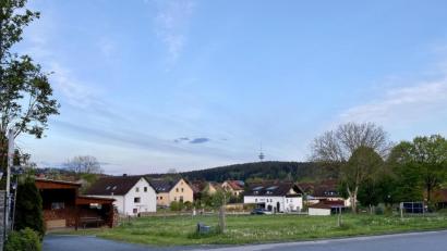 Bild: Eichl
An der Dorfstraße in Theisseil unmittelbar neben dem Gasthaus soll ein Mehrfamilienhaus gebaut werden. Der Gemeinderat ist angetan von dem Vorhaben, hat aber Bedenken wegen der Parkplatzsituation.