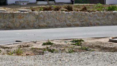 Bild: sche
Als Einfriedung genehmigte der Gemeinderat entgegen der Festsetzung im Bebauungsplan (Sockelhöhe von maximal 30 Zentimetern) eine Sockelhöhe von 80 Zentimetern. Die Gesamthöhe der Einfriedung darf aber wie bisher maximal 1,50 Meter über der Fahrbahnkante liegen.