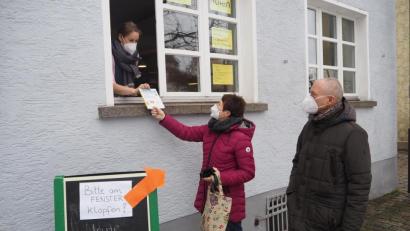Bild: bl
Stammkunden halten dem Pfreimder Buchcafé auch in der Pandemie die Treue. Von den Vor- und Nachteilen mit zwei Standbeinen kann Karin Wilnauer (links) ein Lied singen.