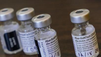 Symbolbild: Martha Asencio Rhine/dpa
Im Landkreis Bayreuth wurden am 14. Mai möglicherweise sechs Impfungen verabreicht, wobei eine zu starke Verdünnung des Vakzins nicht ausgeschlossen werden kann.