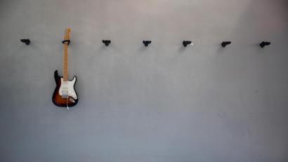 Symbolbild: Sebastian Gollnow/dpa
Immer auf der Suche nach der einen speziellen Gitarre. Kollege Wolfgang Ruppert sammelt Gitarren.