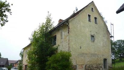 Bild: Martin Stahr/ALE Oberpfalz/exb
Die ehemalige, seit Jahren leerstehende Schule im Ortszentrum wird abgerissen. Ein neuer Dorfplatz soll geschaffen werden.