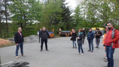 Bild: fz
Das Entwicklungskonzept für den Bauhof stellt Bürgermeister Anton Kappl (zweiter von links) den Marktgemeinderäten vor.