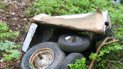Bild: bkr
An der Kreisstraße TIR 37 bei Immenreuth liegt immer wieder verstreut liegender Müll. Das Bild zeigt einen Karton voller Reifen.
