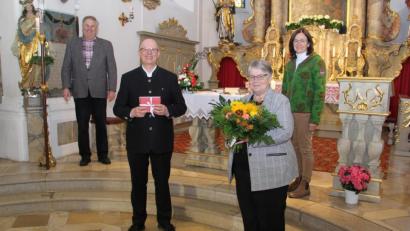 Bild: Josef Böhm
Dank und Anerkennung für 20 Jahre Mesnerin sowie gute Wünsche zum Namenstag gab’s für Renate Pflug (mit Blumenstrauß) von Pfarrer Herbert Rösl, Kirchenpfleger Jakob Kiener und PGR-Sprecherin Irmgard Glaser.