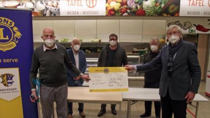 Bild: Dobmeier
Einen Scheck über 1000 Euro übergab der Lions Club Neustadt Lobkowitz an die Tafel Weiden-Neustadt. Tafel-Vorsitzender Josef Gebhardt (von links), Dr. Horst Fabriz, Lions-Präsident Yul Regler, zweiter Tafel-Vorsitzender Engelbert Mayer und vom Lions Hilfswerk Dietmar Prusko freuen sich gemeinsam.