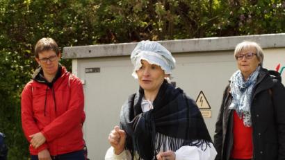 Bild: wel
Martina Baumer (links) und Hedwig Palmer (rechts) boten den geschichtlichen Hintergrund für die Zeitreise "Schrazeln, Hoymänner und der wilde Hans".